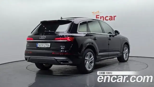 Audi Q7 2021 — Фото 2/20