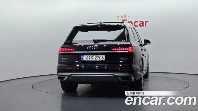 Audi Q7 2021 — Фото 4/20
