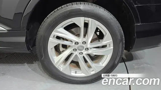 Audi Q7 2021 — ფოტო 35/36