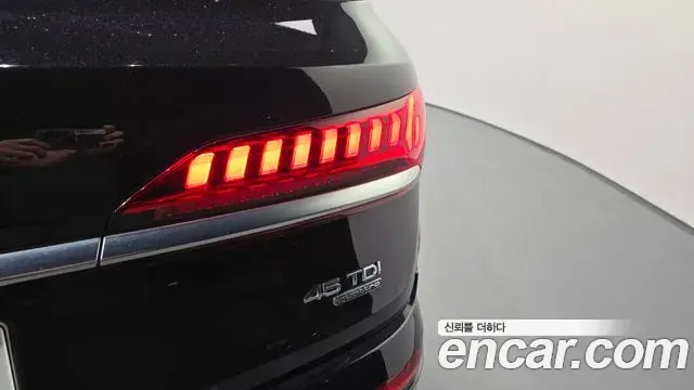 Audi Q7 2021 — ფოტო 28/36