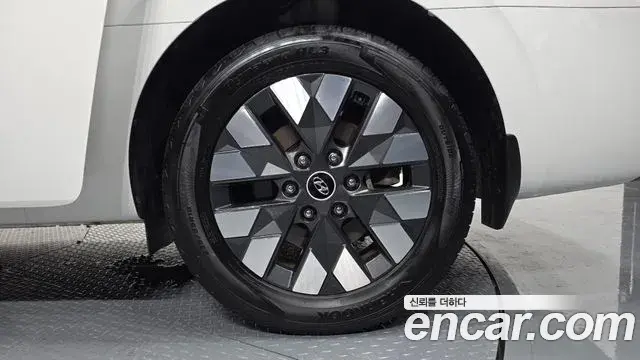 Hyundai Staria 2022 — ფოტო 13/31