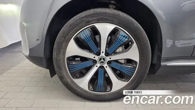 Mercedes-Benz EQC 2020 — ფოტო 30/35