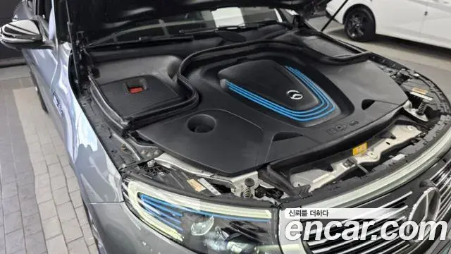 Mercedes-Benz EQC 2020 — ფოტო 26/35