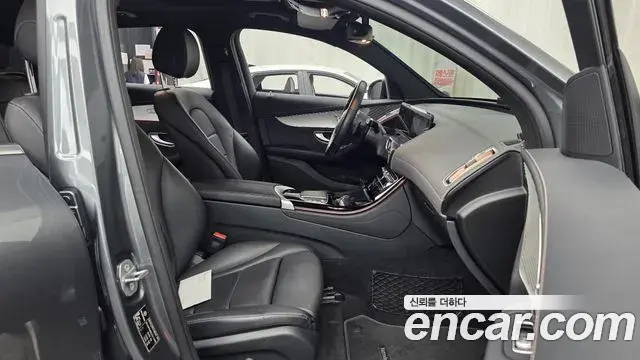 Mercedes-Benz EQC 2020 — ფოტო 31/35