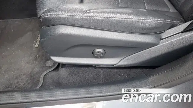 Mercedes-Benz EQC 2020 — ფოტო 21/35