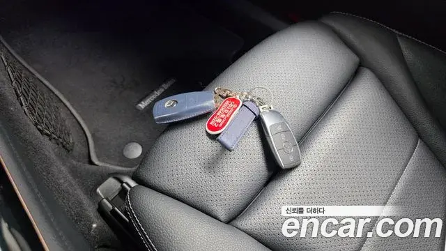Mercedes-Benz EQC 2020 — ფოტო 18/35