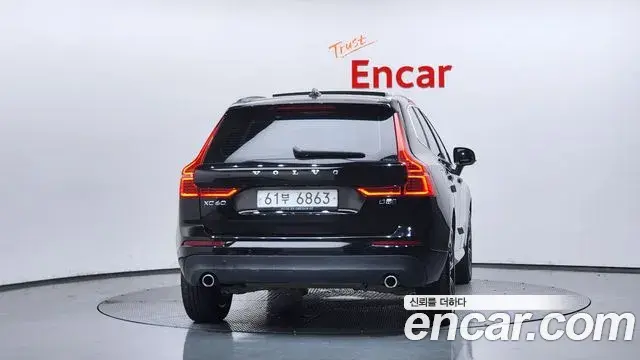 Volvo XC60 2018 — Şəkil 12/36
