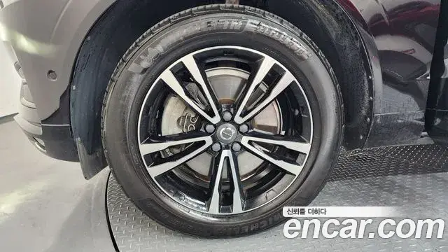 Volvo XC60 2018 — Şəkil 23/36