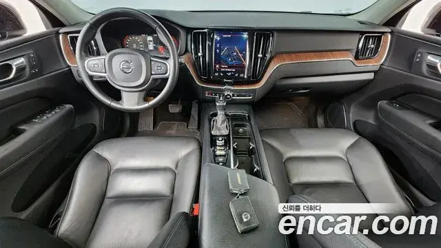 Volvo XC60 2018 — Şəkil 8/36