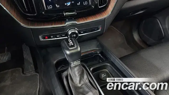 Volvo XC60 2018 — Şəkil 4/36