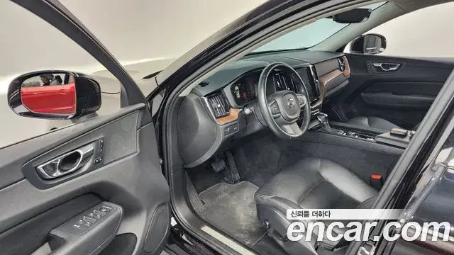 Volvo XC60 2018 — Şəkil 18/36