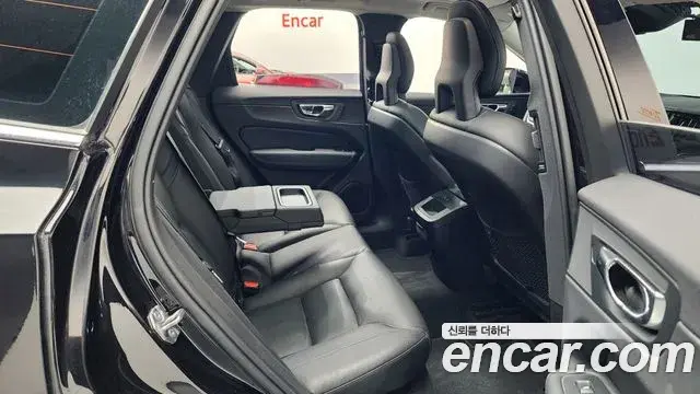 Volvo XC60 2018 — Şəkil 34/36
