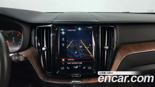 Volvo XC60 2018 — Şəkil 10/36