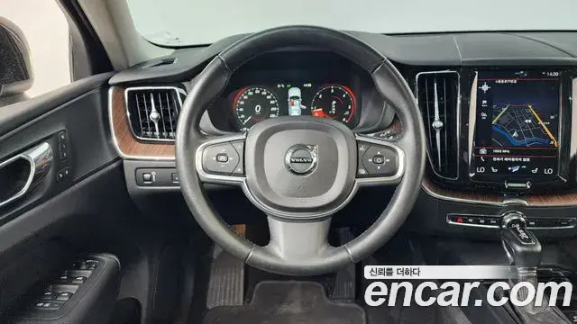 Volvo XC60 2018 — Şəkil 24/36