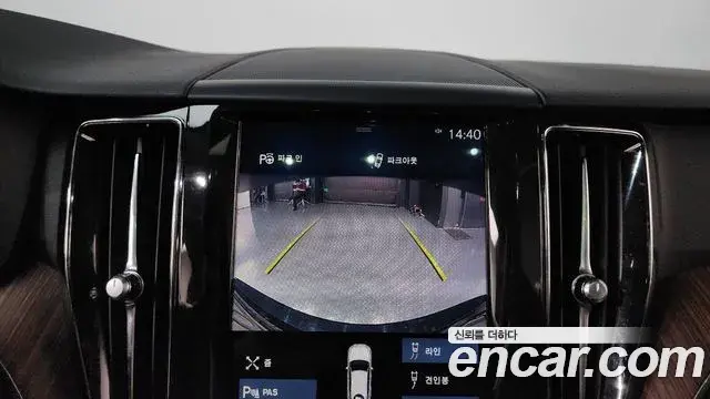 Volvo XC60 2018 — Şəkil 17/36
