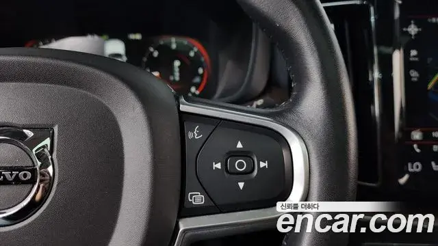 Volvo XC60 2018 — Şəkil 14/36