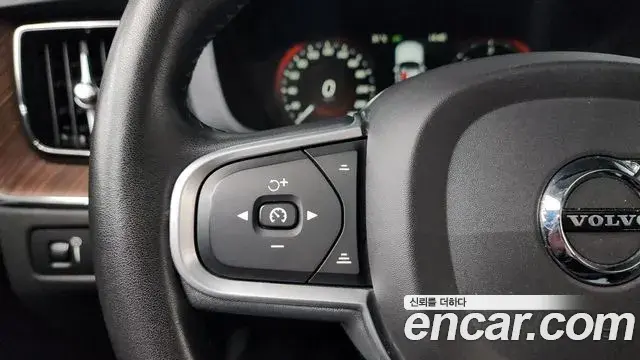 Volvo XC60 2018 — Şəkil 26/36