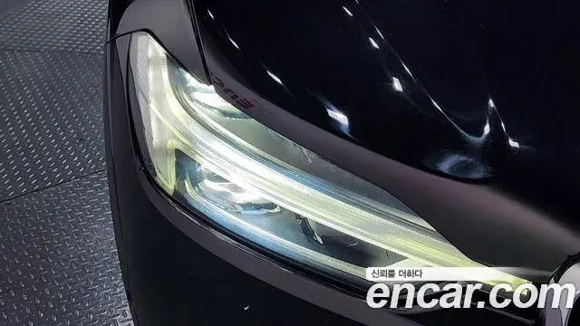 Volvo XC60 2018 — Şəkil 28/36
