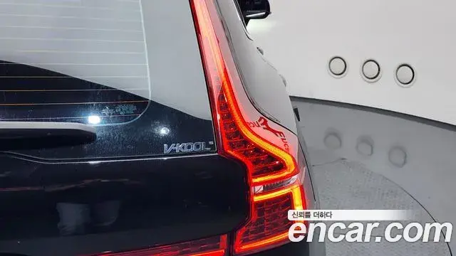 Volvo XC60 2018 — Şəkil 21/36