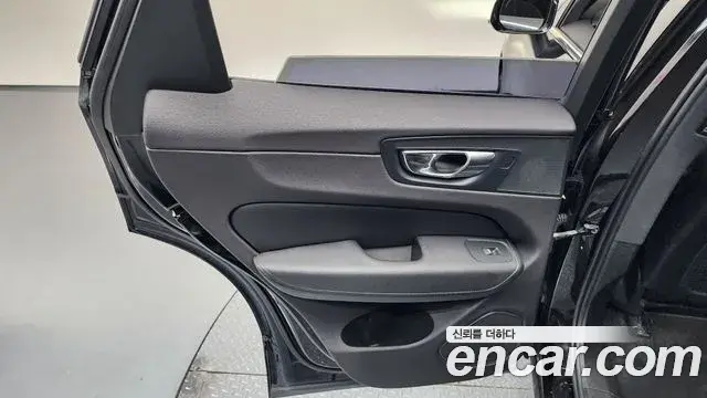 Volvo XC60 2018 — Şəkil 19/36