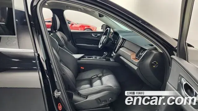 Volvo XC60 2018 — Şəkil 15/36