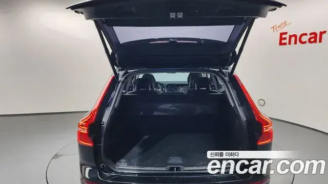 Volvo XC60 2018 — Şəkil 11/36