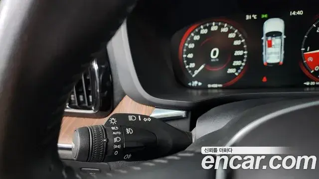 Volvo XC60 2018 — Şəkil 6/36