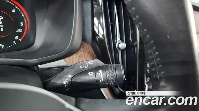 Volvo XC60 2018 — Şəkil 13/36