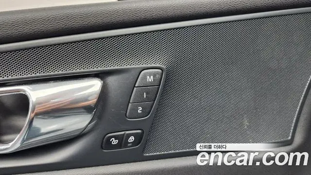 Volvo XC60 2018 — Şəkil 30/36