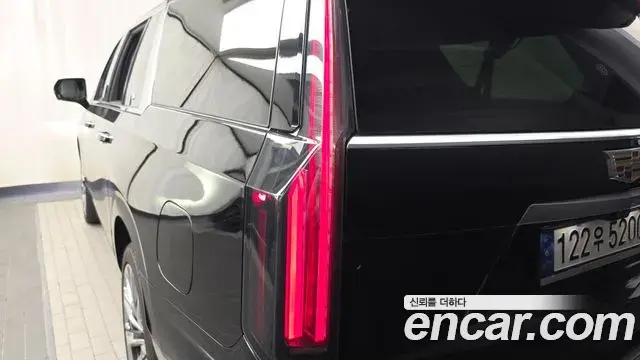 Cadillac Escalade 2025 — ფოტო 12/40