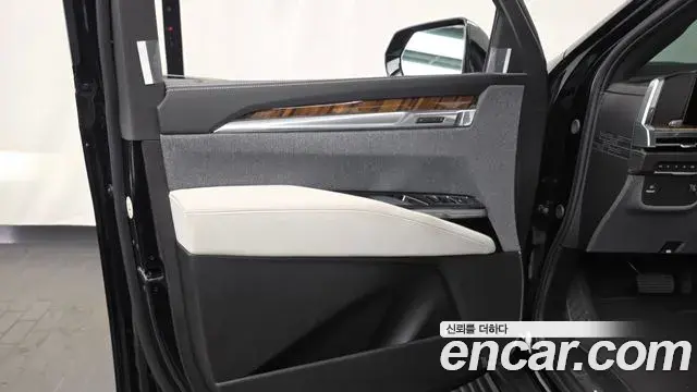Cadillac Escalade 2025 — ფოტო 14/40