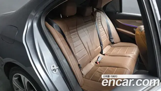 Mercedes-Benz E-Class 2019 — Photo 3/31