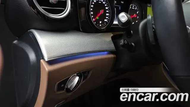 Mercedes-Benz E-Class 2019 — Photo 13/31