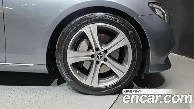 Mercedes-Benz E-Class 2019 — Photo 30/31