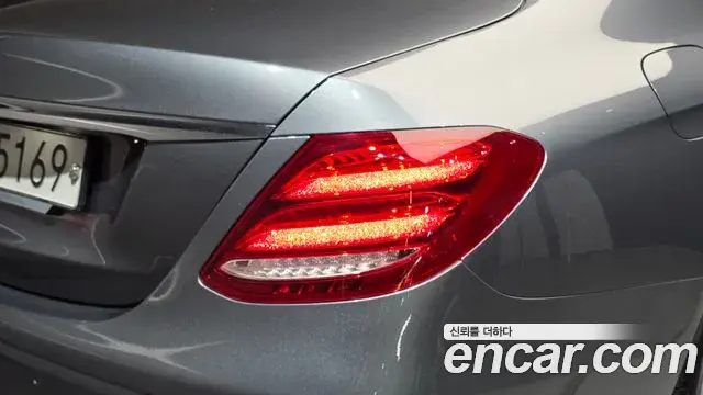 Mercedes-Benz E-Class 2019 — Photo 20/31