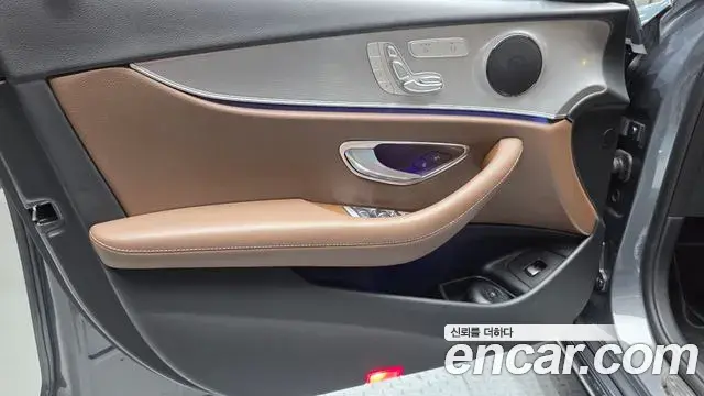 Mercedes-Benz E-Class 2019 — Photo 18/31