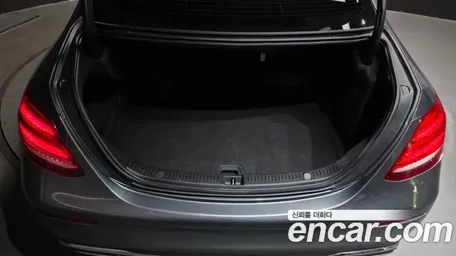 Mercedes-Benz E-Class 2019 — Photo 16/31