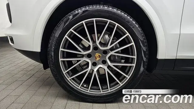 Porsche Cayenne 2020 — Photo 25/34