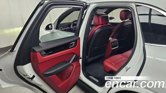 Porsche Cayenne 2020 — Photo 28/34