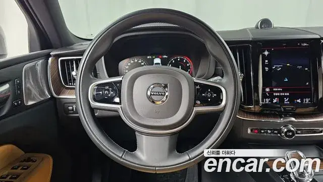 Volvo XC60 2021 — Фото 13/20