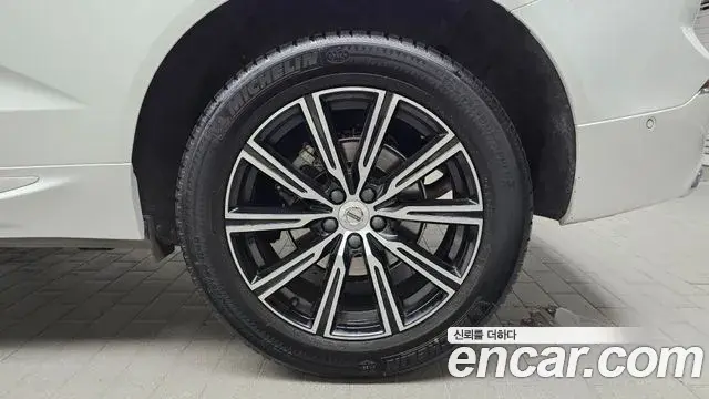 Volvo XC60 2021 — Şəkil 30/32