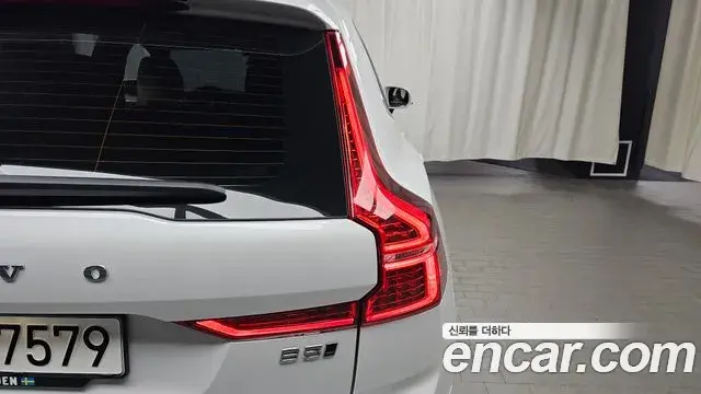 Volvo XC60 2021 — Şəkil 23/32