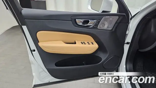 Volvo XC60 2021 — Şəkil 4/32