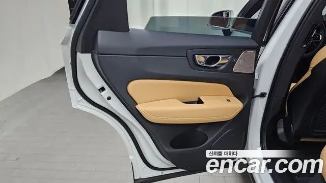 Volvo XC60 2021 — Şəkil 27/32