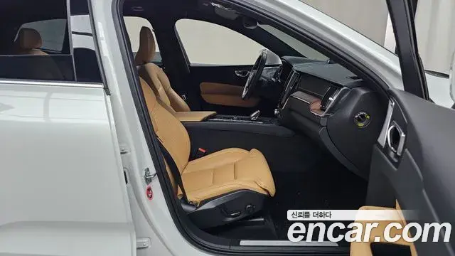 Volvo XC60 2021 — Şəkil 7/32