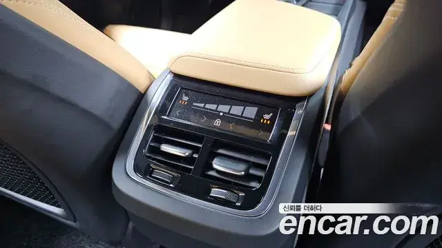 Volvo XC60 2021 — Şəkil 22/32