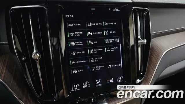 Volvo XC60 2021 — Şəkil 13/32