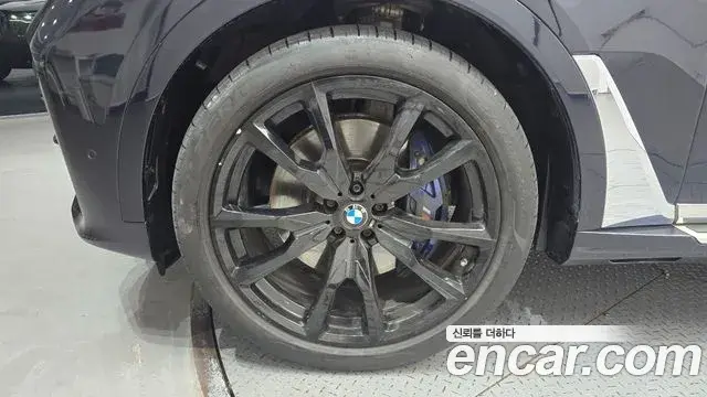 BMW X7 2020 — Photo 24/35