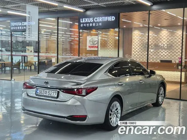 Lexus ES300h 2025 — Photo 2/19