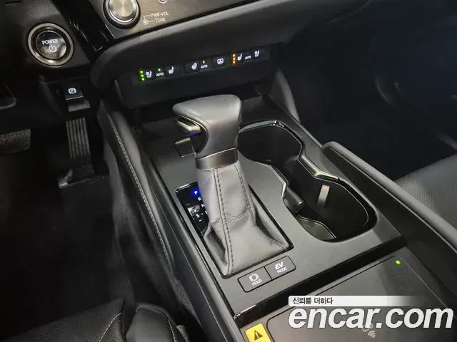 Lexus ES300h 2025 — Photo 8/19